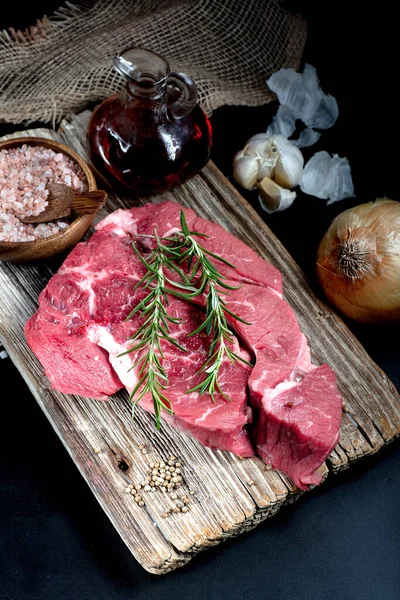 Pedaço Carne Fresca Com Especiarias Vista Superior Placa Texturizada — Fotografia de Stock