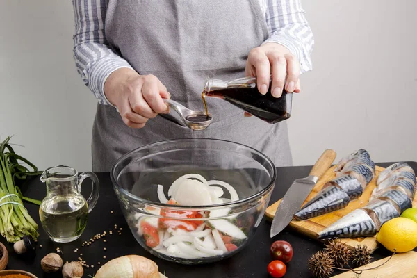 Hinzufügen Von Sauce Chefhände Und Kochen Von Frischem Fisch Mit — Stockfoto