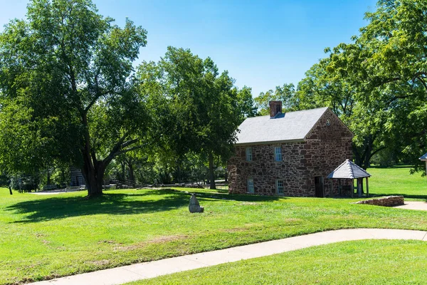 Traditionelle Amerikanische Hoflandschaft Mit Haus Und Baum — Stockfoto