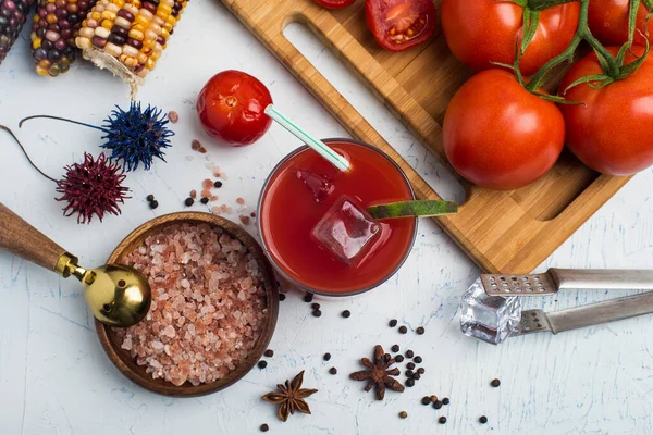 Suco Tomate Refrescante Com Gelo Pimenta Tomate Limão Mesa Topo — Fotografia de Stock