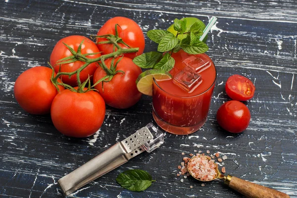 Suco Tomate Refrescante Com Gelo Pimenta Tomate Limão Vista Superior — Fotografia de Stock