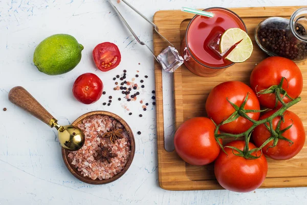 Suco Tomate Refrescante Com Gelo Pimenta Tomate Limão Mesa Topo — Fotografia de Stock