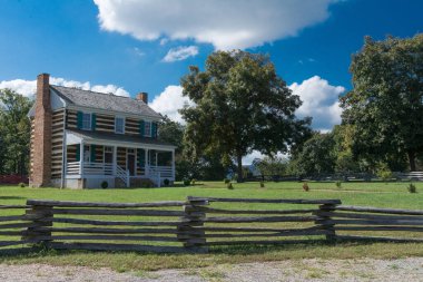 Bahçesinde ağaç olan 18. yüzyılın geleneksel Amerikan iki katlı evi.