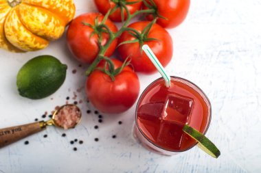 Buzlu domates suyu ve masada domatesli limon. Yukarıdan görünüm. Arkaplanı bulanık