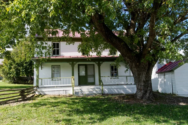 Traditionelles Amerikanisches Zweistöckiges Haus Aus Dem Jahrhundert Mit Einem Baum — Stockfoto