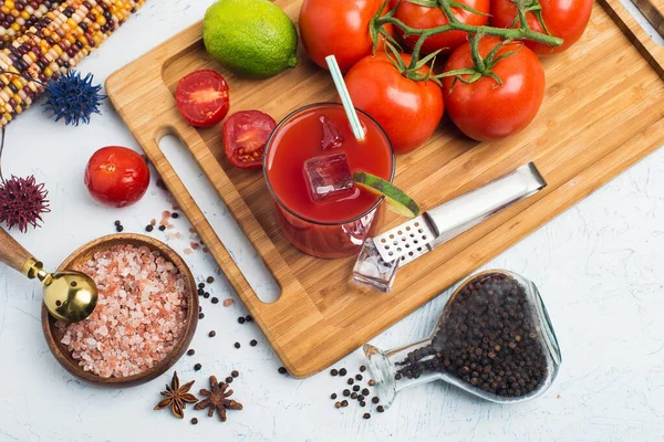 Suco Tomate Com Gelo Limão Com Tomates Mesa Vista Cima — Fotografia de Stock