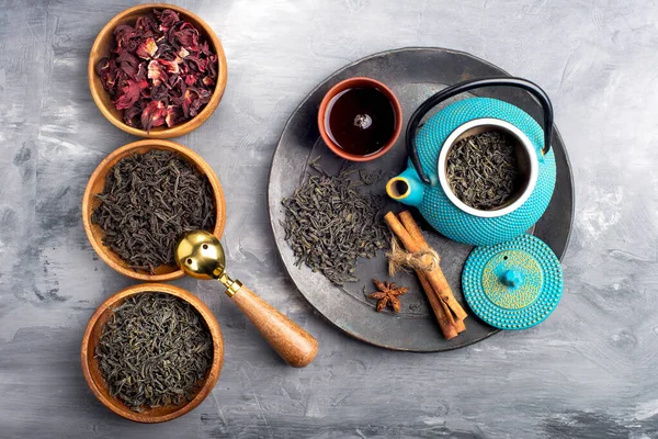 红茶和绿茶 木制杯子 茶壶为灰色底色 — 图库照片