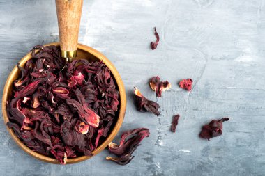 Gri arka planda, ahşap bir tabakta kırmızı çay.