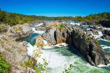 Virginia, Great Falls Park 'ın gözlem güvertesinden Patomac Nehri' nin akıntılı manzarası.