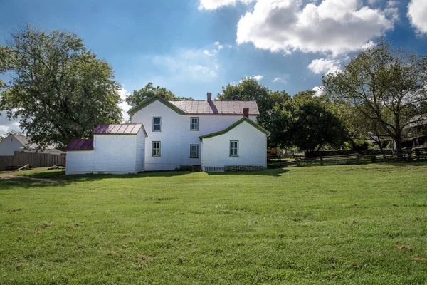 Casa Dois Andares Americana Tradicional Século Com Uma Árvore Quintal — Fotografia de Stock