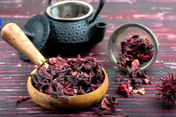Piros Tea Egy Tányéron Közelkép Piros Háttér — Stock Fotó