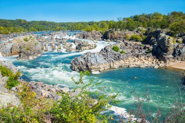 Virginia, Great Falls Park 'ın gözlem güvertesinden Patomac Nehri' nin akıntılı manzarası.