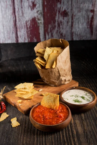 Batatas Fritas Com Molho Legumes Uma Mesa Madeira Escura — Fotografia de Stock