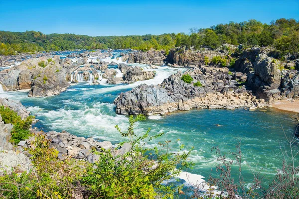 Virginia, Great Falls Park 'ın gözlem güvertesinden Patomac Nehri' nin akıntılı manzarası.