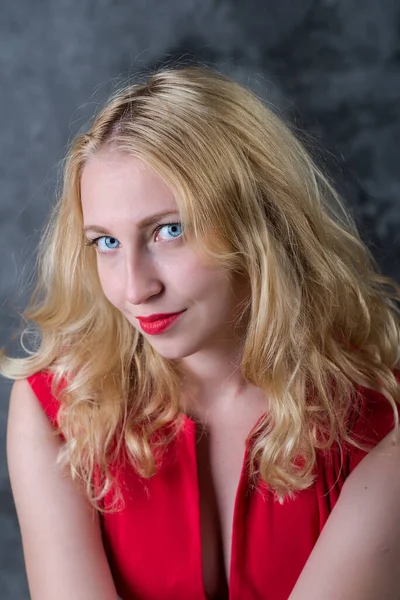 Blonde Red Dress Portrait Hand Chin Looks Camera — Stock Photo, Image