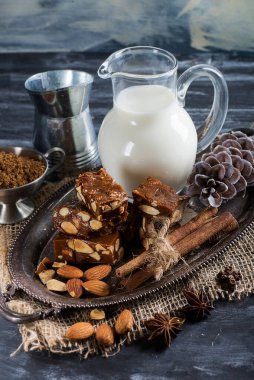 Fındıklı şerbet ve masada süt.