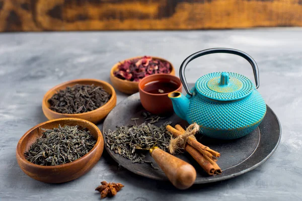 茶壶和一套灰色背景的不同茶 — 图库照片
