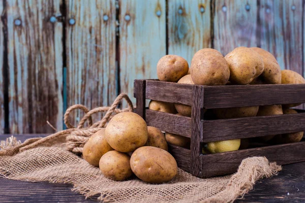 Çuvalın Üstünde Patates Olan Tahta Kutu — Stok fotoğraf