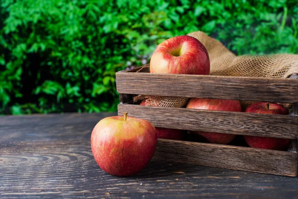 Pomme Sur Fond Une Boîte Bois Avec Pommes Close — Photo