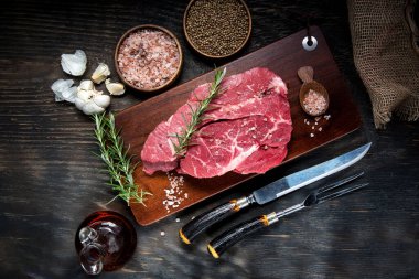 Taze et parçası, yukarıdan siyah arkaplandaki desenli tahtada tuz var.