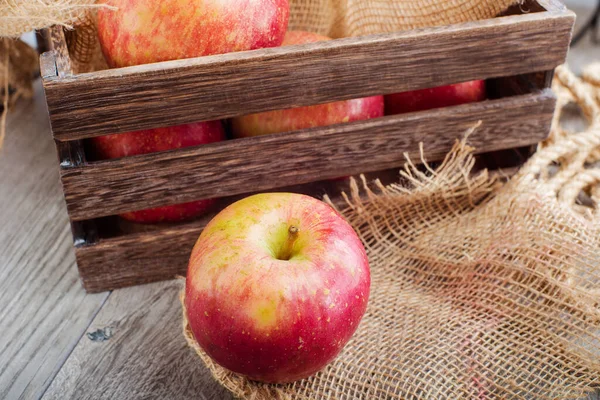 Pomme Sur Fond Une Boîte Bois Avec Pommes Close — Photo