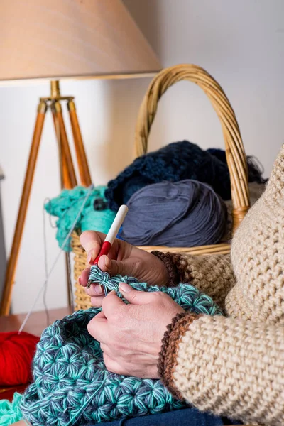 Les Mains Femme Tricotent Pull Femme Tricote Modèles Crochet Par — Photo