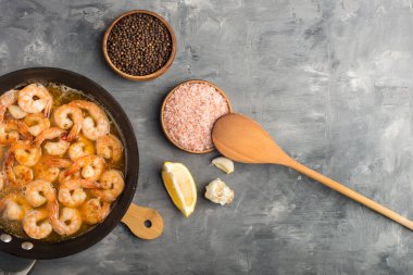 Masada soslu karides var. Sarımsak, biber ve tuz..