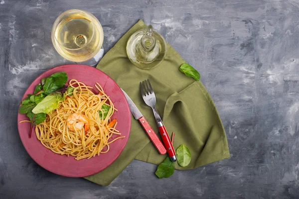 Pasta Mit Garnelen Und Wein Auf Grauem Hintergrund Von Oben — Stockfoto