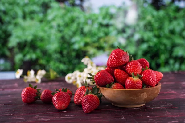 Fresas Maduras Una Taza Madera Sobre Una Mesa Jardín —  Fotos de Stock