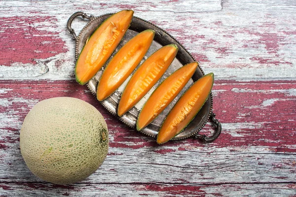 Melón Amarillo Maduro Medio Trozos Con Cuchillo Vista Desde Arriba — Foto de Stock