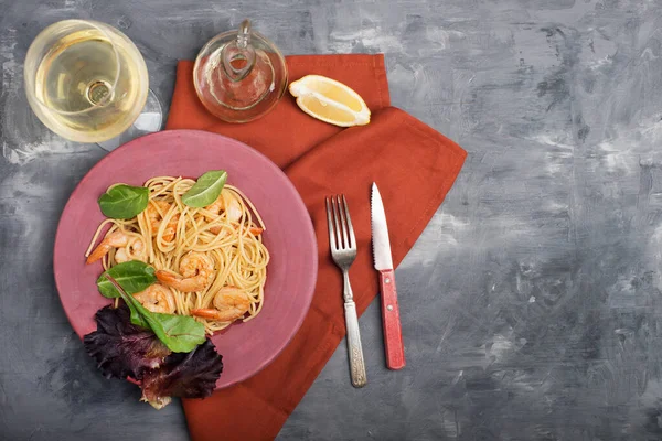 Pasta Mit Garnelen Und Wein Auf Grauem Hintergrund Von Oben — Stockfoto