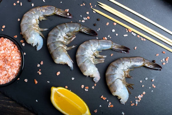 Shrimps Stone Black Plate Red Salt Lemon — Stock Photo, Image