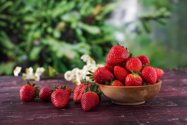 Fresas Maduras Una Taza Madera Sobre Una Mesa Jardín —  Fotos de Stock