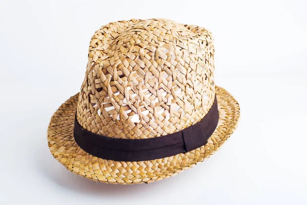 白色背景黑色缎带的稻草黄色帽子 — 图库照片