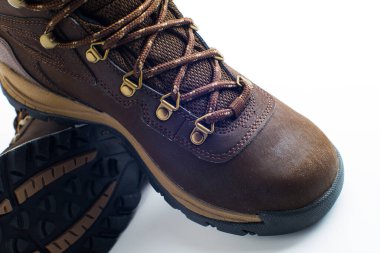 Beyaz arka planda kabartmalı tabanlı yürüyüş ayakkabıları.