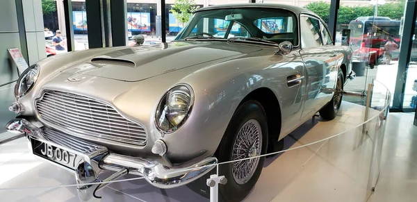Washington, DC 'de. ABD - Ağustos 2019 James Bond 007 arabası Washington DC şehir merkezindeki Uluslararası Casus Müzesi 'nde.