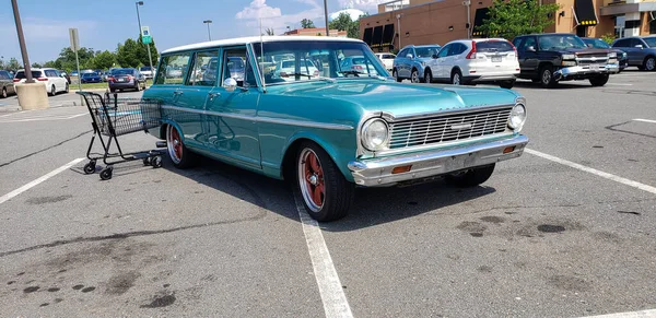 Coche Chevrolet Retro Estacionamiento Del Centro Comercial Con Carrito Compras — Foto de Stock