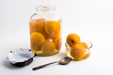 Beyaz Arkaplanda Cam Kavanozlu Şeftali