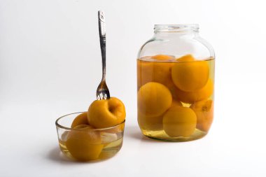 Beyaz Arkaplanda Cam Kavanozlu Şeftali