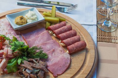 Restorandaki bir masada, ahşap bir tabakta salata.