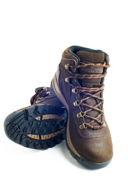 Beyaz arka planda kabartmalı tabanlı yürüyüş ayakkabıları.