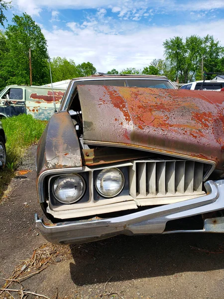 Staré Zničené Auto Rezaví Otevřeném Prostranství Vrakovišti — Stock fotografie