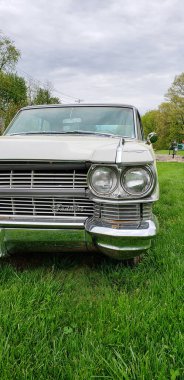 Klasik bir Cadillac 'ın önü. Farlar, ızgara ve tampon..