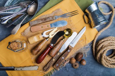 Masadaki sarı peçeteye çatal bıçak seti. Yukarıdan görünüm