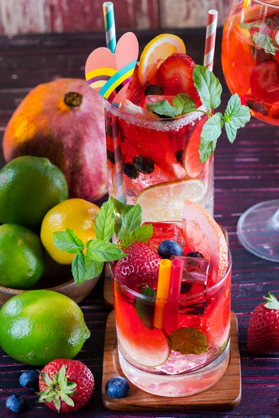 Cocktail Bagas Frutas Com Vários Ingredientes Mesa — Fotografia de Stock