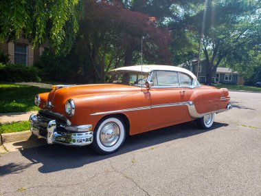 Leesburg, Virginia. ABD 22 Ekim 2020. Retro car pontiac sonbahar güneşi altında parıldıyor