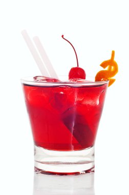 Beyaz arka planda vişne dolarıyla ferahlatıcı kırmızı kokteyl