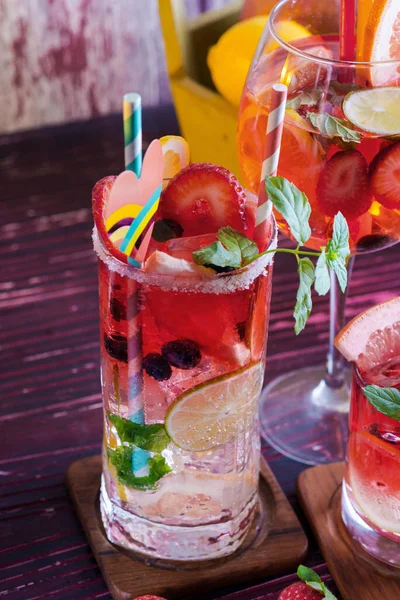Cocktail Bär Och Frukter Med Olika Ingredienser Bordet — Stockfoto