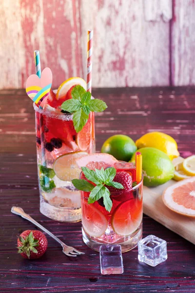 Cóctel Bayas Frutas Con Varios Ingredientes Sobre Mesa — Foto de Stock