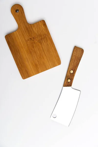 Kniv Økse Træ Skærebræt Isoleret Hvid Baggrund Set Fra Oven - Stock-foto